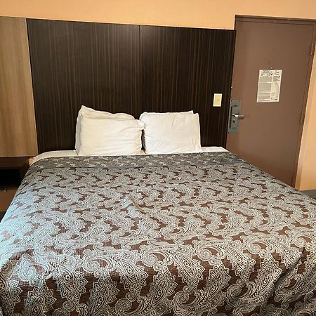 University Manor Inn Буффало Экстерьер фото