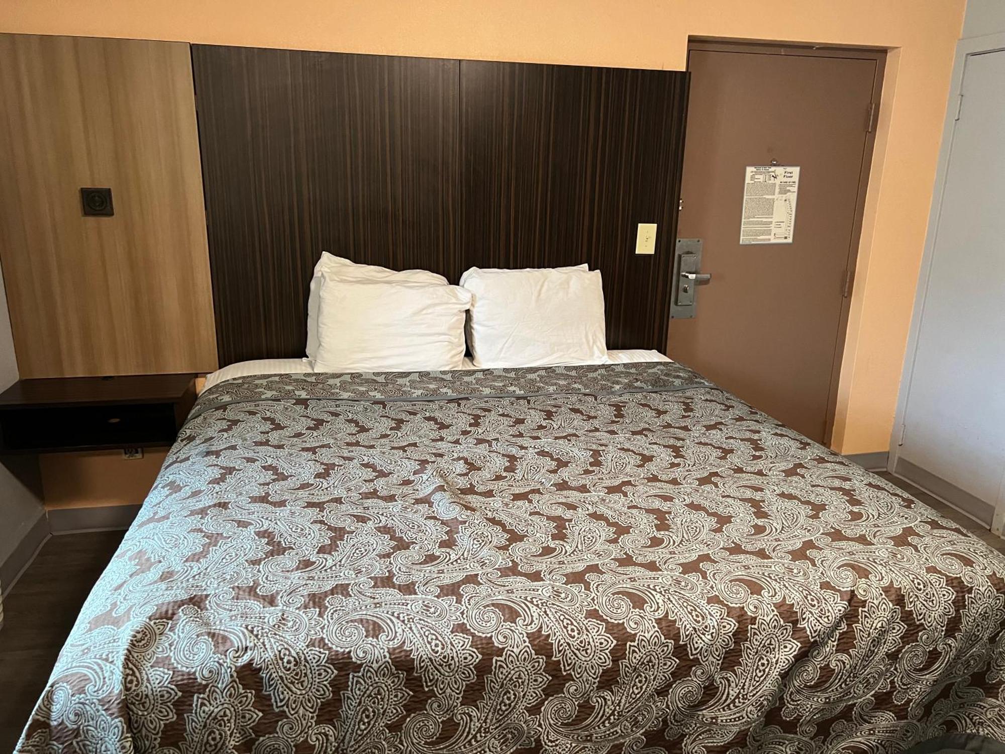 University Manor Inn Буффало Экстерьер фото