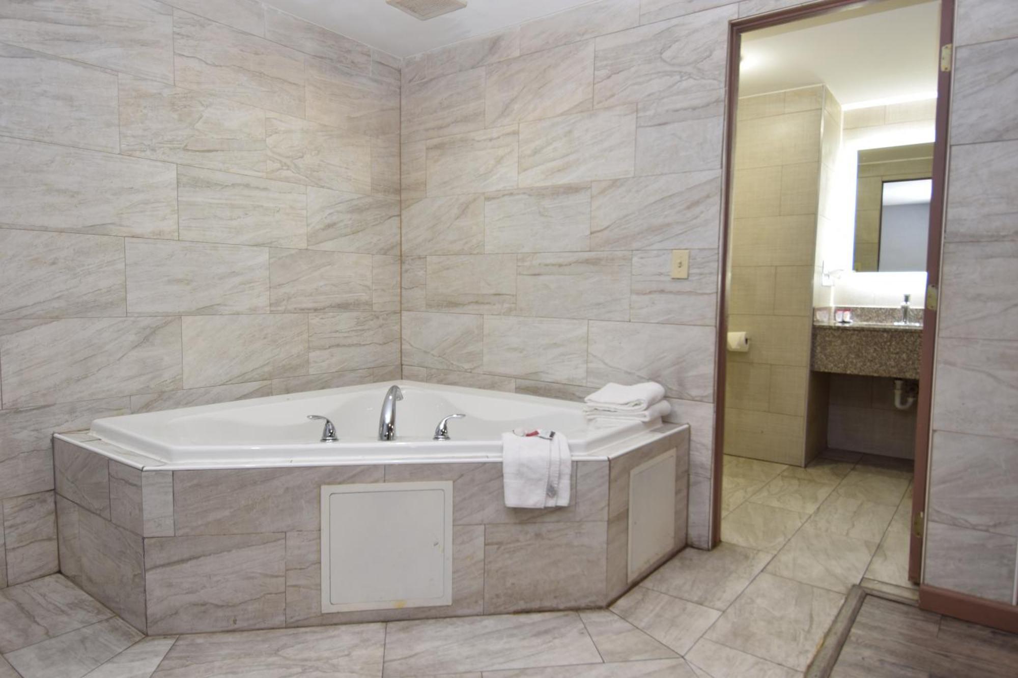 University Manor Inn Буффало Экстерьер фото
