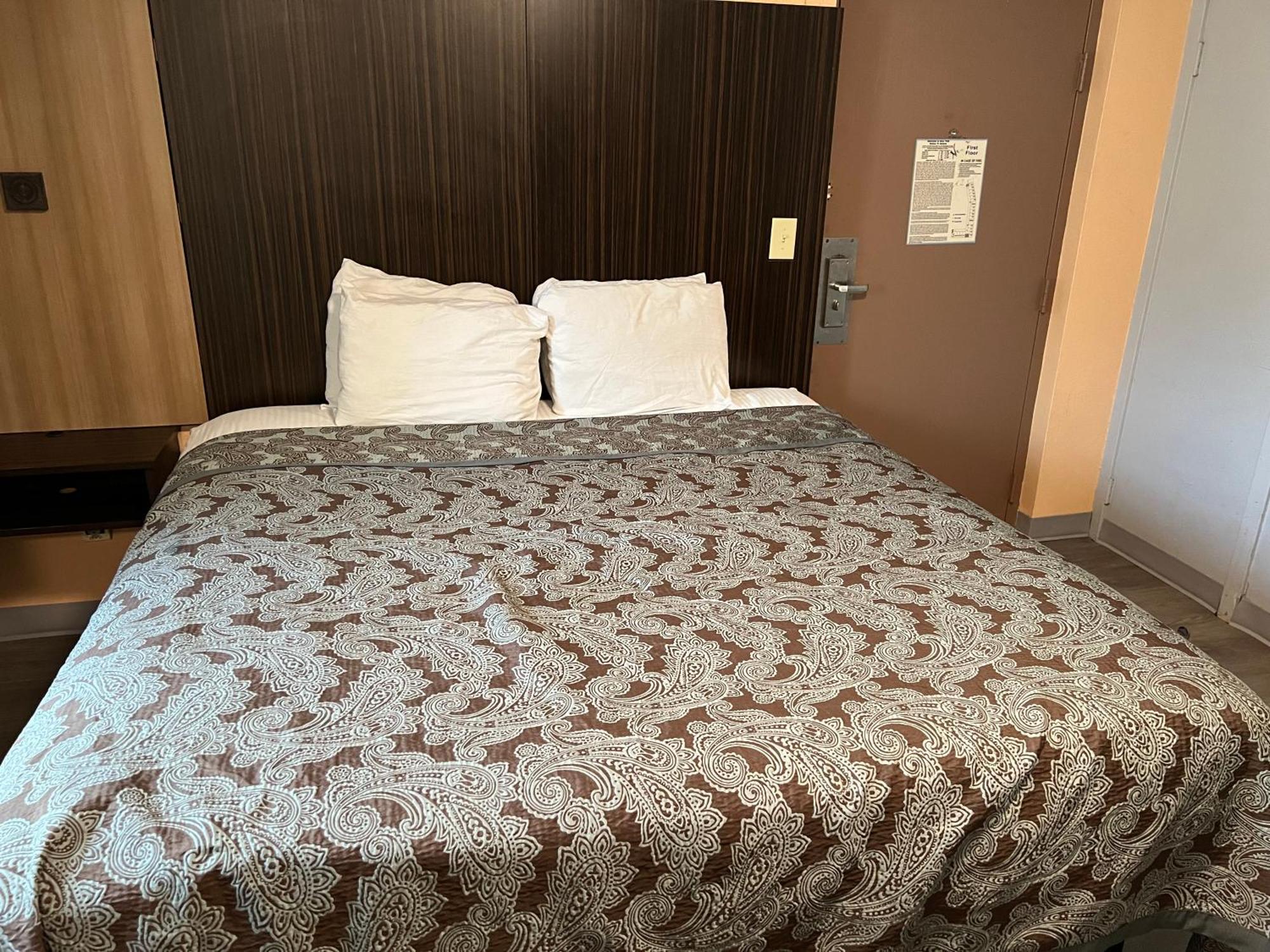 University Manor Inn Буффало Экстерьер фото