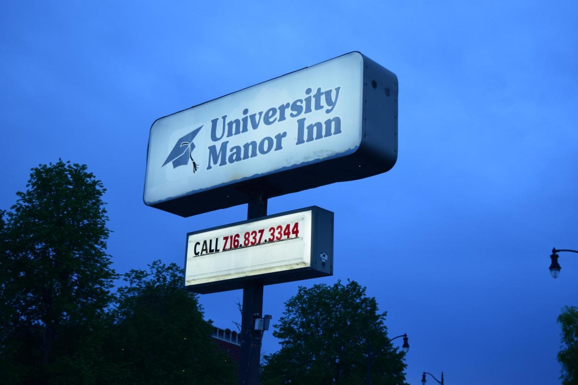 University Manor Inn Буффало Экстерьер фото
