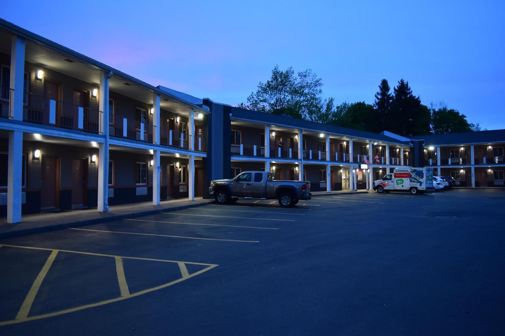 University Manor Inn Буффало Экстерьер фото
